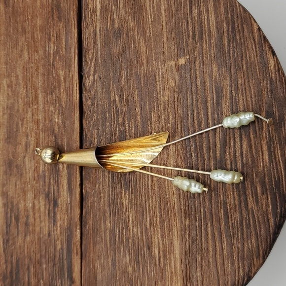 Tulip horn floating pearl pendant - Picture 1 of 2